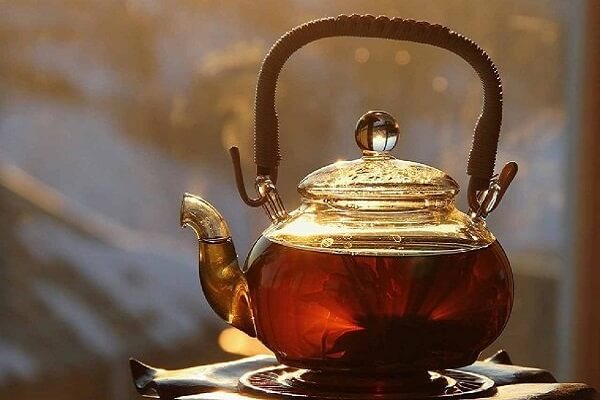 Чайный напиток из красного корня в чайнике Чай из красного корня