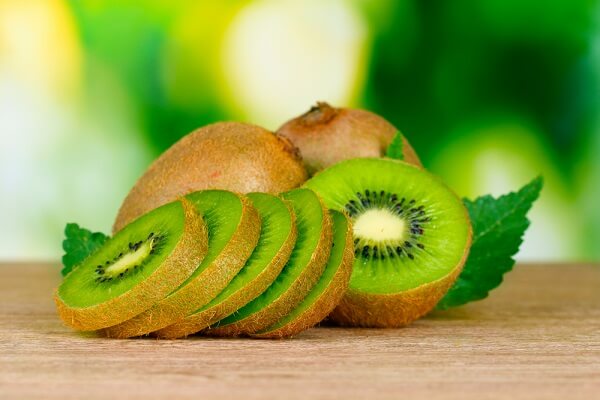 Киви, порезанный дольками Киви - полезные свойства