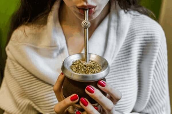 Девушка пьет чай Мате Матэ