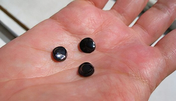 Кусочки мумие на ладони Как отмерить 0.2 грамма мумие