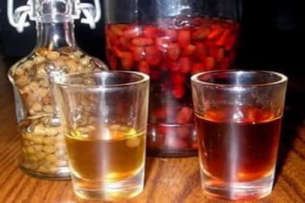 Спиртовая настойка на кедровых орехах Настойка на кедровых орехах - фото