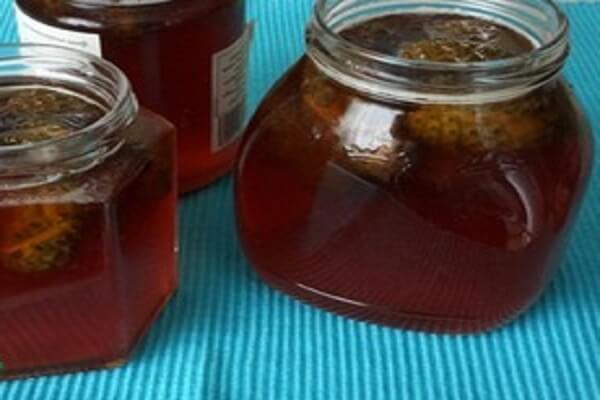 Варенье из сосновых шишок разлитое в банки Разлив варенья из сосновых шишек по банкам