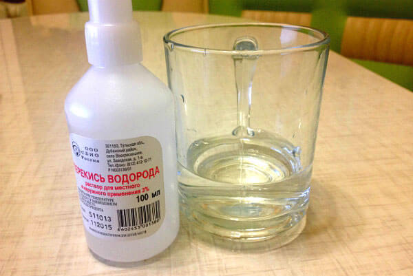 Перекись водорода и стакан с водой Для промывания носа перекись разводят водой